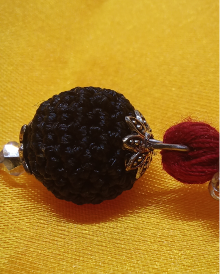 Háčkované dizajnové náušnice "Čierno červené "